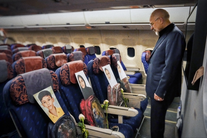 Chủ tịch Quốc hội Iran Ghalibaf đứng trước ảnh chân dung 4 học sinh thiệt mạng trong vụ tập kích vào trường Minab. Ảnh: X/Mohammad Bagher Ghalibaf