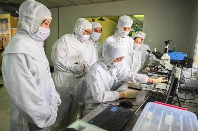 Các nghiên cứu viên, sinh viên tại Phòng sạch, Trung tâm Nano và Năng lượng, trường Đại học Khoa học Tự nhiên, Đại học Quốc gia Hà Nội. Ảnh: Giang Huy