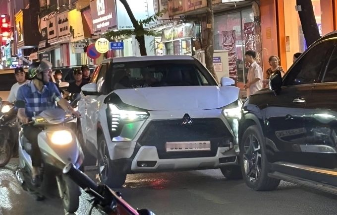 Ôtô trắng sau khi tông vào đuôi một xe tải cùng chiều đã lao sang làn ngược chiều, va chạm với một ôtô khác. Ảnh: Xuân Hoa