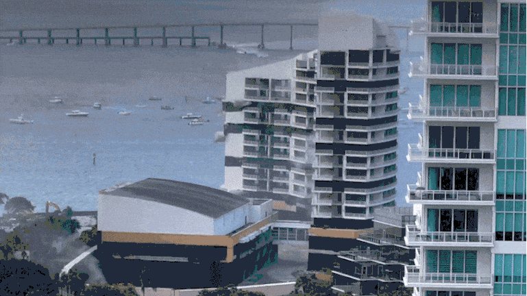 Dùng thuốc nổ phá dỡ khách sạn 23 tầng ở Miami