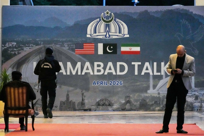 Nhân viên an ninh tại trung tâm báo chí đối diện khách sạn Serena ở thủ đô Islamabad, Pakistan, ngày 12/4. Ảnh: AP