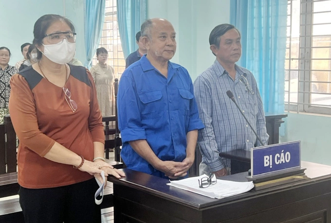 Ông Trần Quốc Tân (áo xanh, giữa) cùng em trai và vợ trong phiên tòa trước đó. Ảnh:Quốc Thắng