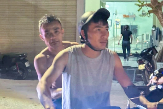 Anh Khánh (ngồi phía sau) - người lao xuống sông Lam cứu hai nạn nhân. Ảnh: Hùng Lê