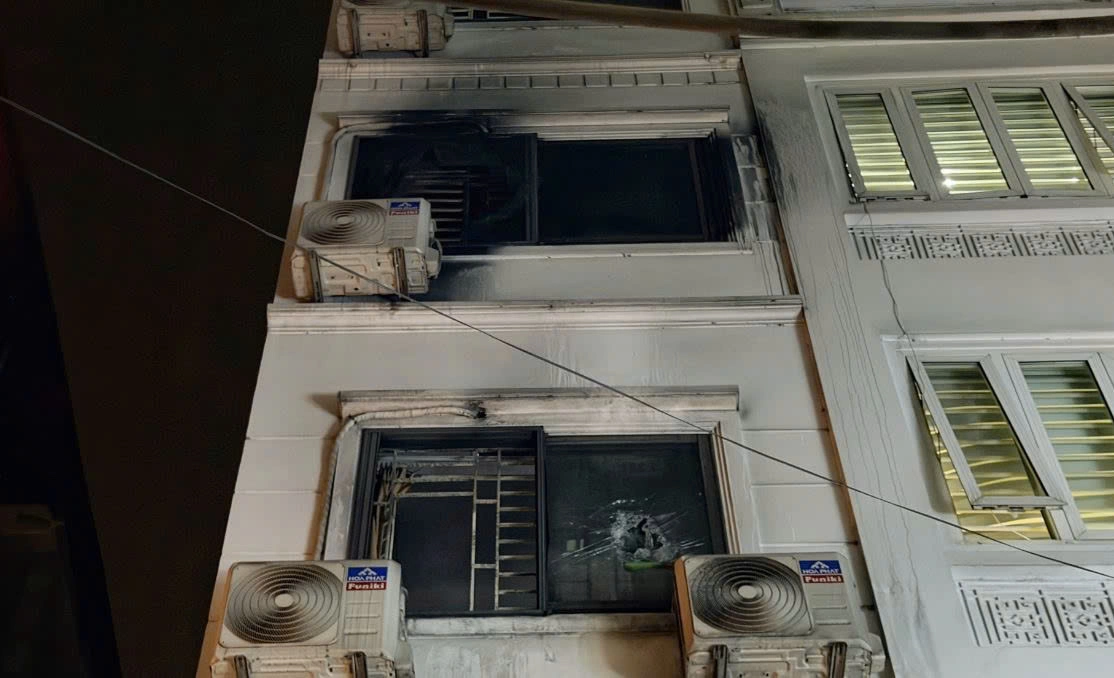 Cứu 5 người mắc kẹt trong đám cháy nhà ở Hà Nội