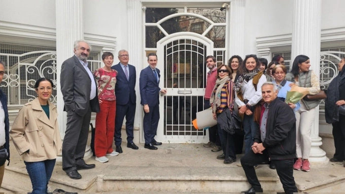 Đại sứ Tây Ban Nha tại Iran Antonio Sanchez-Benedito (trên cùng, hàng trái) mở lại đại sứ quán ở Tehran ngày 13/4. Ảnh: Herqles