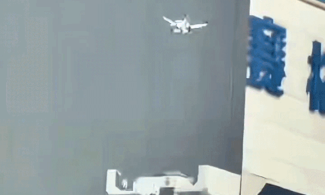 Cảnh sát giao thông dùng drone đi tuần trong phố