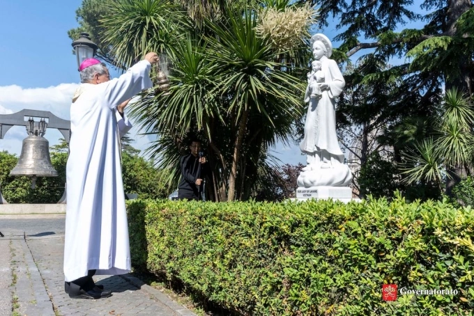 Tổng giám mục Guise Nguyễn Năng xông hương, làm phép tượng Đức Mẹ La Vang trong Vườn Vatican. Ảnh: Vatican City State
