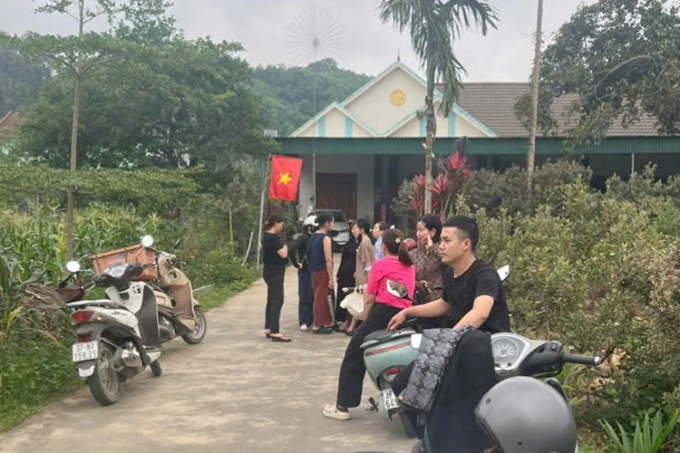 Một tháng qua, nhiều người dân ở xã Tân Kỳ tập trung trước nhà chủ hụi để đòi tiền. Ảnh: Hùng Lê