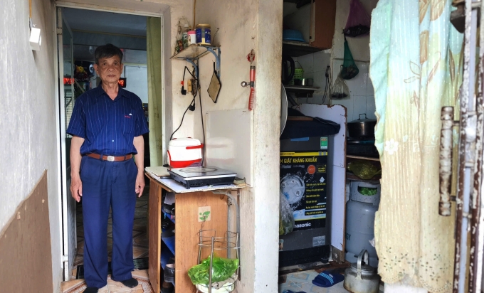 Ông Thắng, ở tầng 2, Lô 1 Thái Phiên, sống bằng nghề xe ôm cho biết chỉ kiếm được vài chục nghìn mỗi ngày. Ảnh: Lê Tân