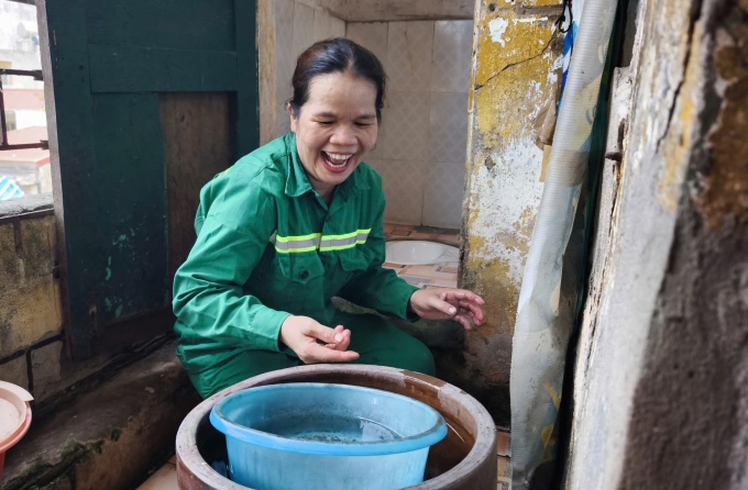 Chị Hoài bật cười khi nghĩ đến cảnh nhà cửa sạch sẽ, có công trình phụ khép kín. Ảnh: Lê Tân