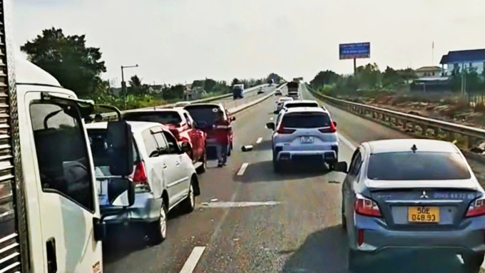 5 phương tiện gặp nạn nằm ở làn số 1 gây ùn ứ cục bộ. Ảnh: Nam An