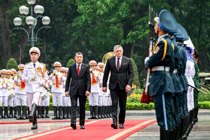 Thủ tướng Lê Minh Hưng (trái) chủ trì lễ đón Thủ tướng Slovakia Robert Fico tại Phủ Chủ tịch ngày 13/4. Ảnh: Giang Huy