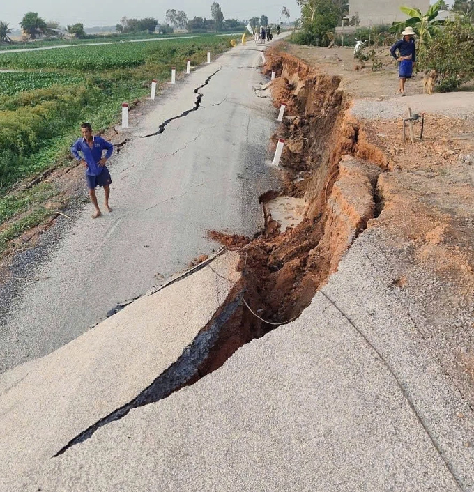 Hiện trường vụ sụt lún nền đường. Ảnh: Nam An