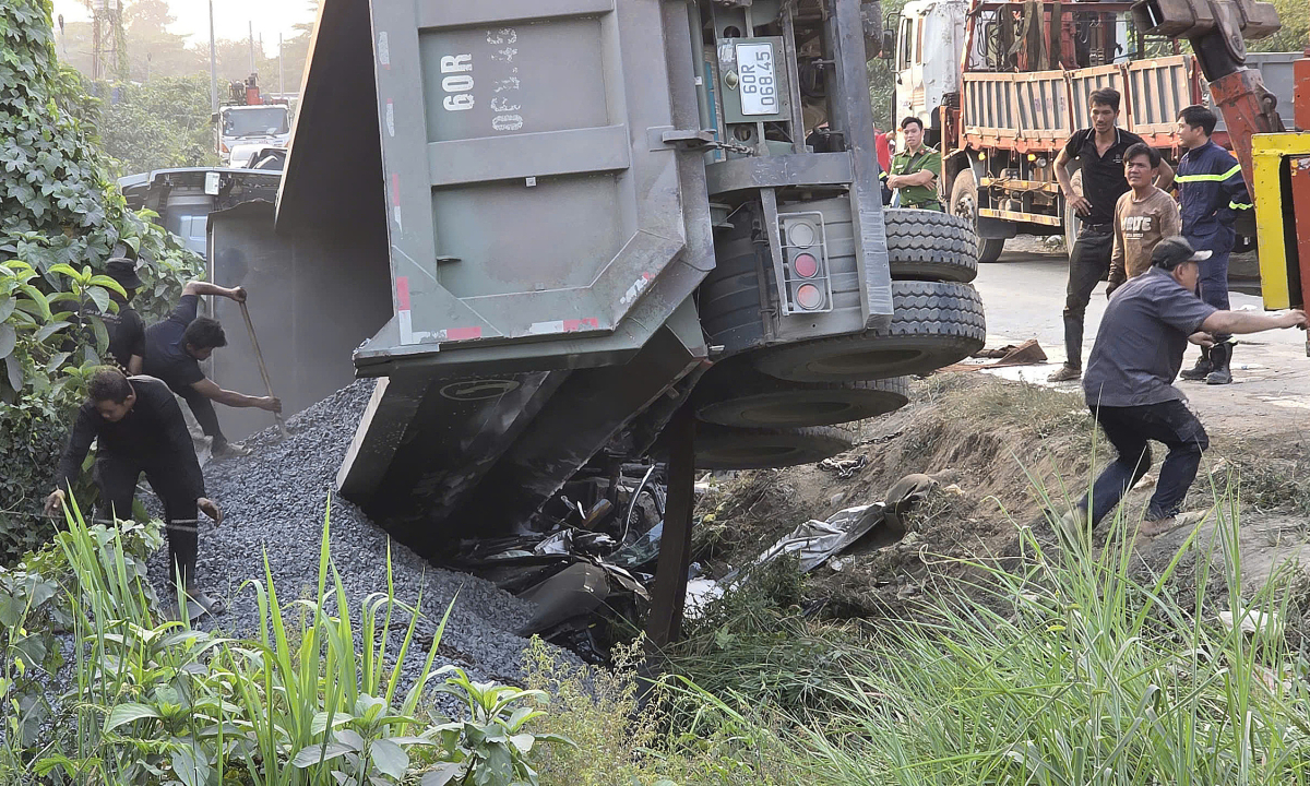 Xe ben chở đá đè nát ôtô 4 chỗ