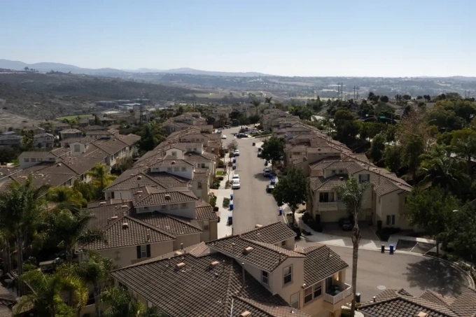 Khu nhà ở Mystic Point ở Carlsbad, bang California, có HOA quản lý. Ảnh: CalMatters