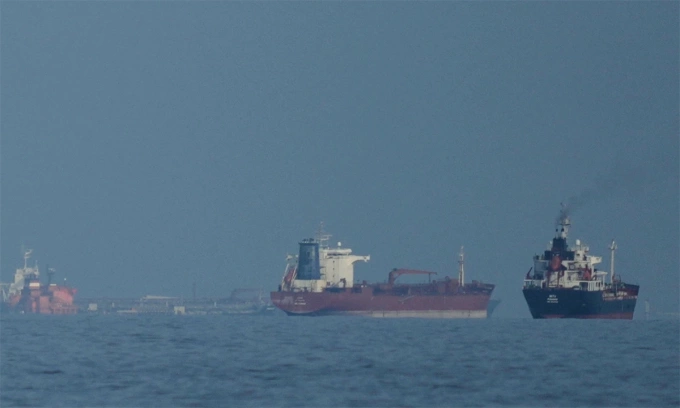 Tàu hàng neo đậu trước eo biển Hormuz, gần Khor Fakkan, Các Tiểu vương quốc Arab Thống nhất ngày 11/3. Ảnh: AP