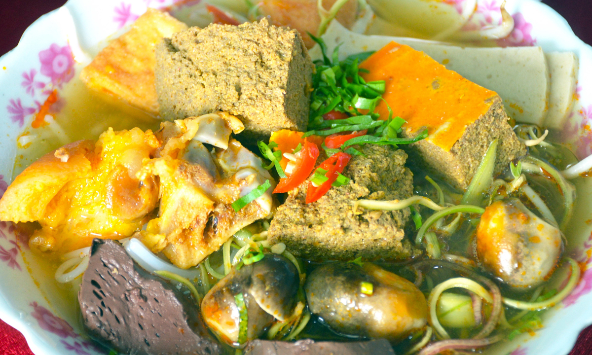 Biến ba khía muối thành món riêu lạ miệng tại Cà Mau