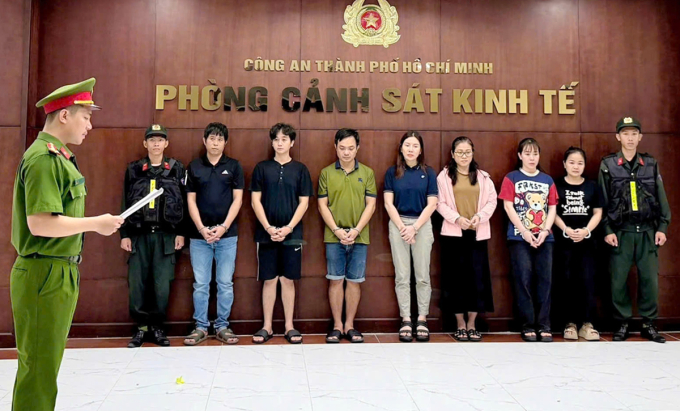 Lê Thị Thùy Trang (thứ tư, từ trái sang) cùng đồng phạm. Ảnh: Công an TP HCM