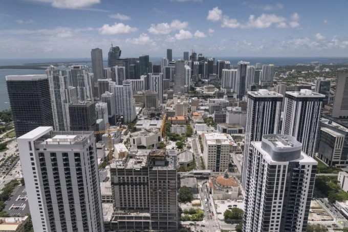 Nhà cao tầng tại Miami, bang Florida, Mỹ. Ảnh: WSJ