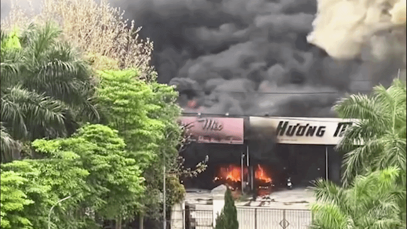 Cháy lớn thiêu rụi 7 ki-ốt ở Bắc Ninh