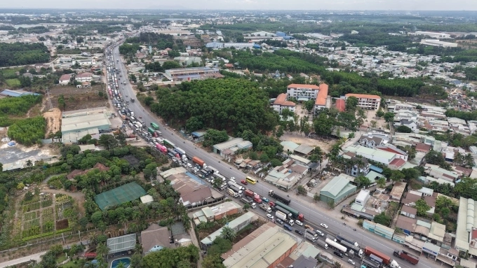 Quốc lộ 51 được sửa chữa qua đoạn nút giao đường Nam Cao. Ảnh: Phước Tuấn