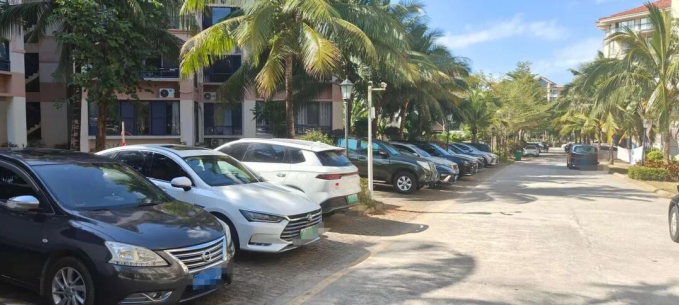 事发小区的地上车位是公共车位,业主平时都是úngãsaucuộccãivãvìchỗđậ随意停车