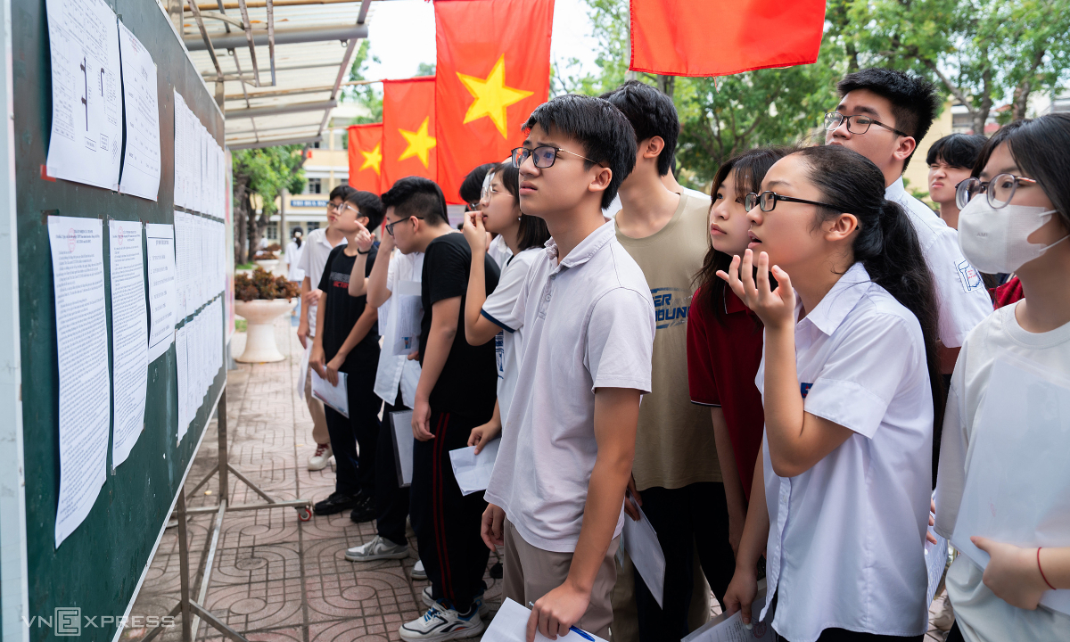 Phụ huynh cân não vì đăng ký lớp 10 'như chơi chứng khoán'