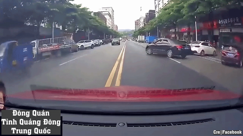 Vừa tạt đầu, tài xế ôtô gặp cái kết đắng giữa đường