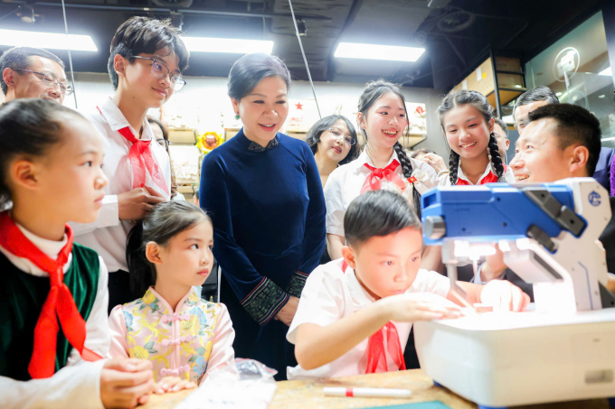 Bà Ngô Phương Ly ngày 14/4 tham quan lớp học thủ công mỹ nghệ tại trung tâm. Ảnh: BNG