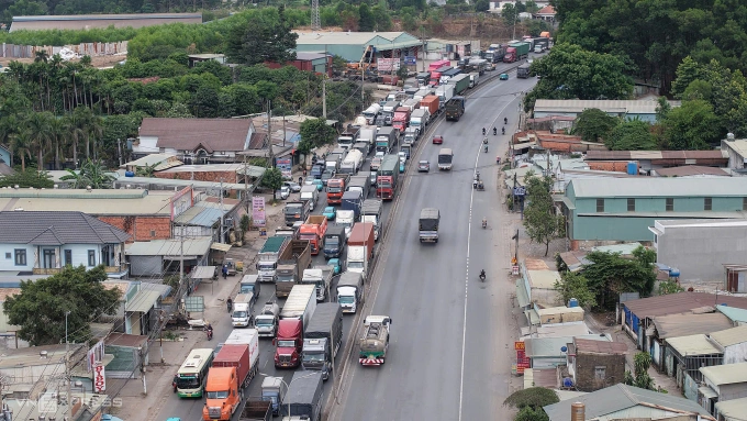 Dòng xe ùn tắc kéo dài, chiều 15/4. Ảnh: Phước Tuấn