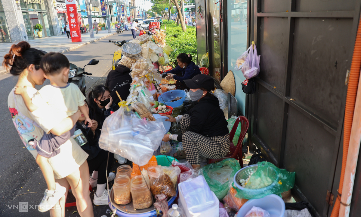 Loạt trạm xe buýt ở TP HCM bị chiếm dụng để buôn bán, đổ rác