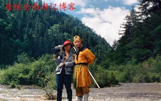 Tề Thiên Đại Thánh làm dáng và pose ảnh.