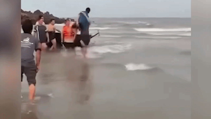 Hai anh em bị sóng cuốn khi tắm biển Cửa Lò