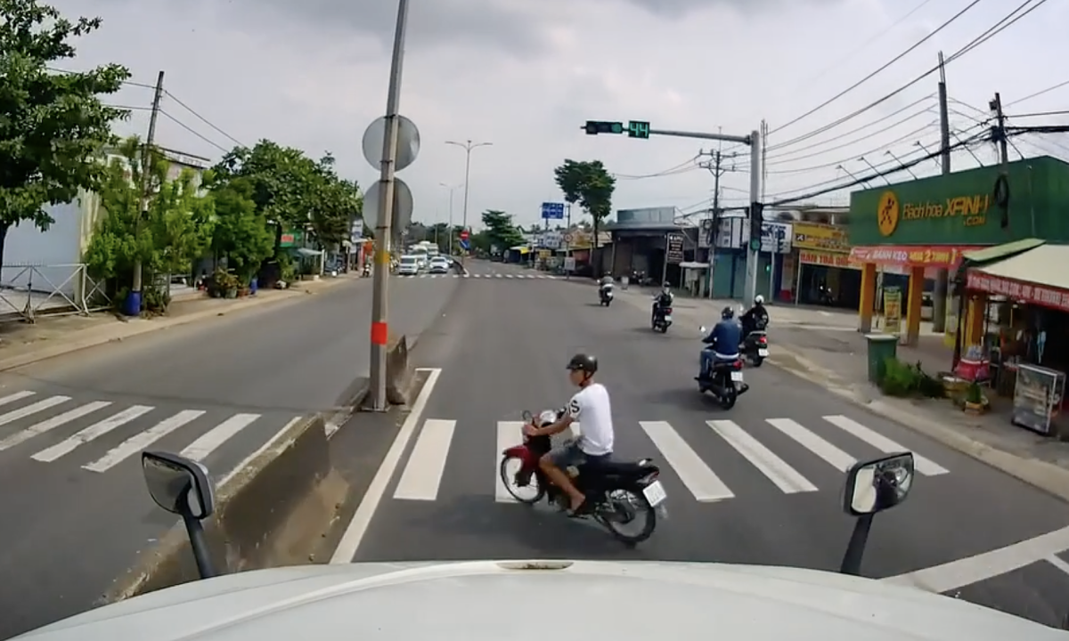 Những người đi xe máy 'vô tư' nộp mình cho xe tải