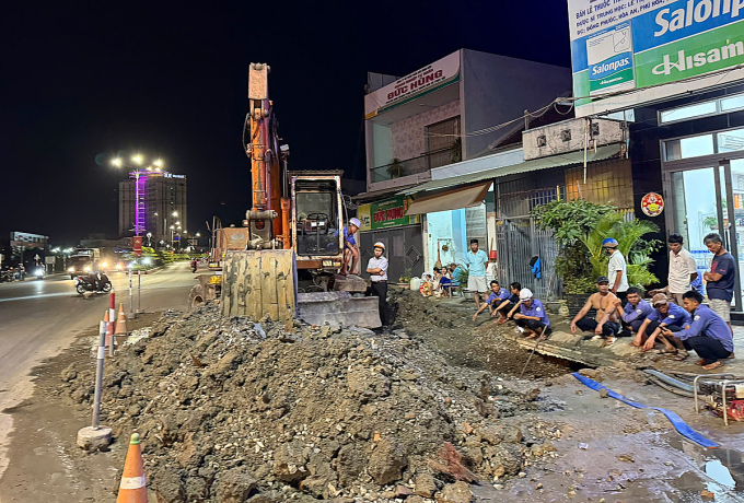 Khu vực đơn vị thi công trụ đèn giao thông làm hỏng ống nước. Ảnh: Minh Khuê