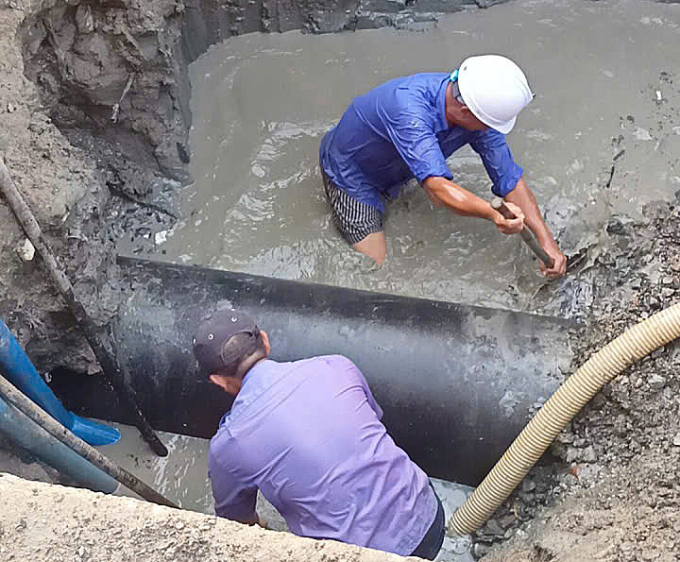 Thời điểm ống nước bị vỡ chiều nay. Ảnh: Minh Khuê