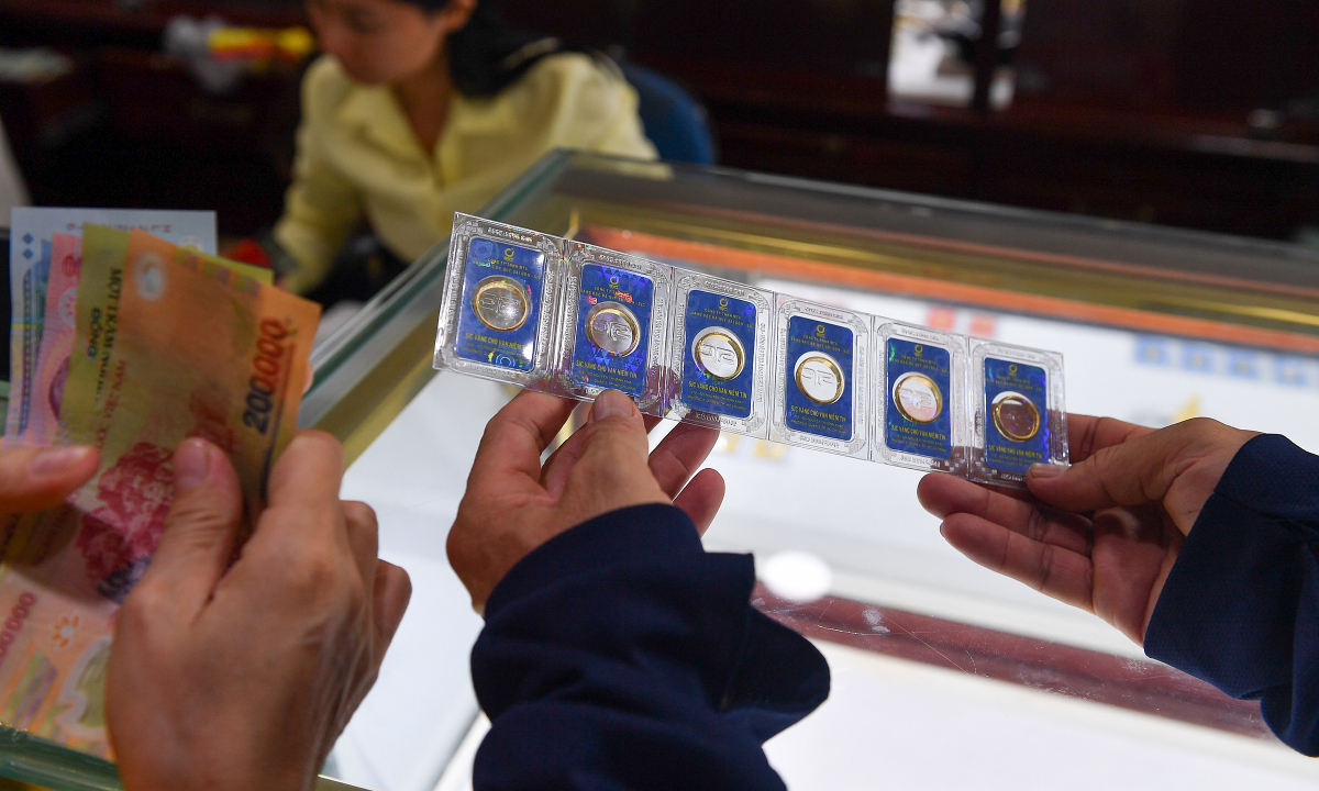 Bán vàng nhưng tiệm hẹn chuyển khoản sau, có đúng luật?