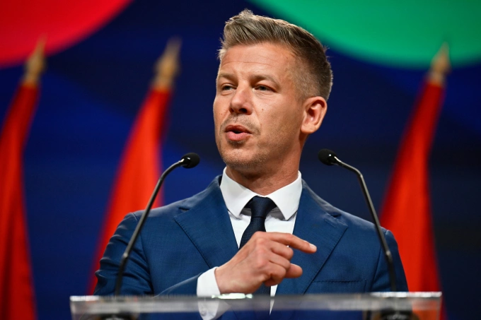 Ông Peter Magyar phát biểu trước truyền thông tại Budapest, Hungary, ngày 13/4. Ảnh: AP