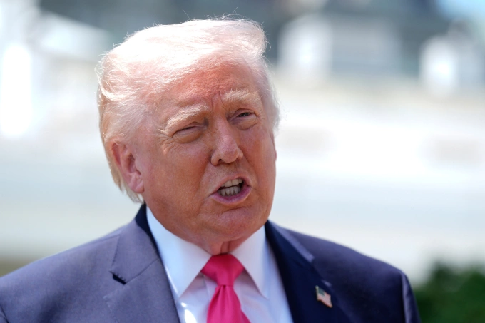 Tổng thống Mỹ Donald Trump tại khuôn viên Nhà Trắng ngày 16/4. Ảnh: AP