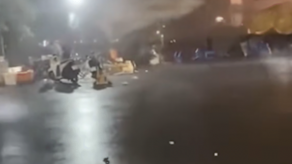 Giông lốc, trời tối sầm giữa ban ngày ở các tỉnh phía Bắc