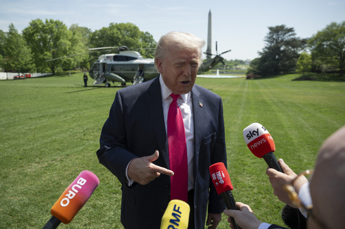 Tổng thống Mỹ Donald Trump trả lời phóng viên tại bên ngoài Nhà Trắng ngày 16/4. Ảnh: AFP