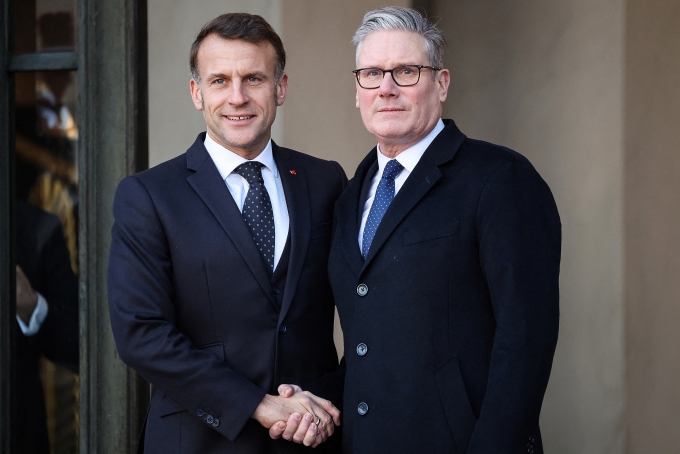 Tổng thống Pháp Emmanuel Macron (trái) và Thủ tướng Anh Keir Starmer tại Điện Elysee ở Paris hồi tháng 1. Ảnh: AFP