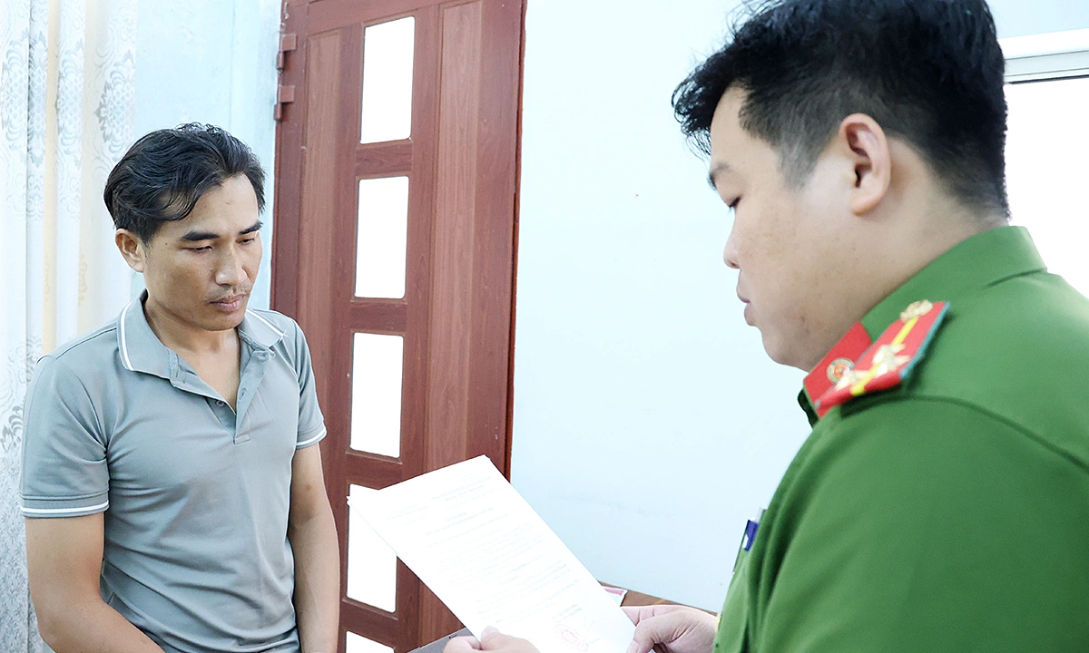 Bé gái bị người tình của mẹ hãm hại