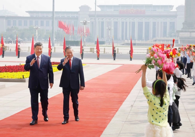 Tổng Bí thư, Chủ tịch nước Tô Lâm và Tổng Bí thư, Chủ tịch Trung Quốc Tập Cận Bình vẫy chào các em thiếu nhi trong lễ đón ở Bắc Kinh ngày 15/4. Ảnh: TTXVN