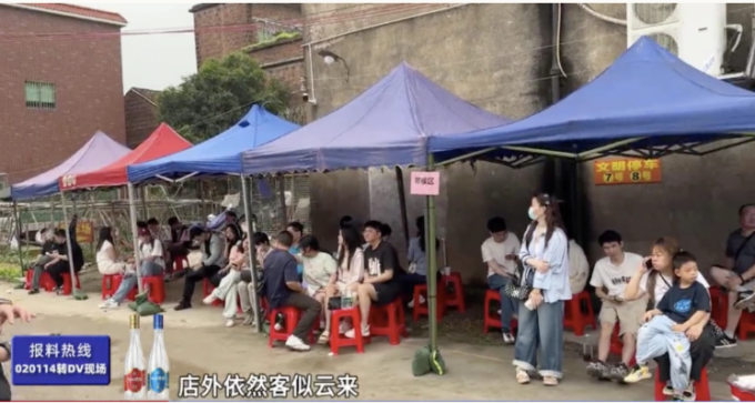 Người dân xếp hàng chờ trước cửa quán lẩu gà của ông Mo tại xã Thuận Đức, thành phố Phật Sơn (tỉnh Quảng Đông), đầu tháng 4/2026. Ảnh:163.com