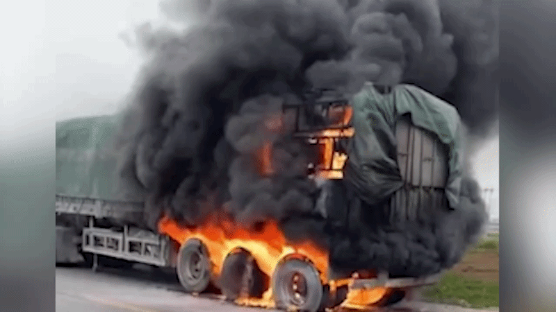 Xe đầu kéo bốc cháy ngùn ngụt