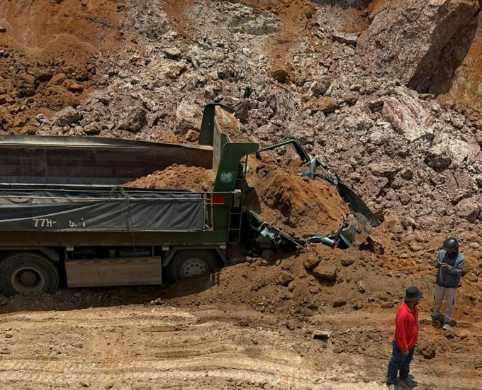 Phần đầu xe tải biến dạng sau khi bị đất, đá vùi lấp. Ảnh: Ngọc Oanh