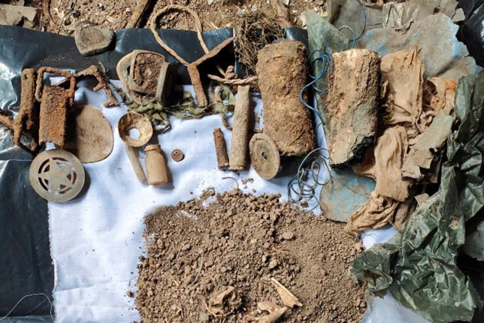 Xương và các di vật của bộ đội được tìm thấy trong hang đá. Ảnh: Quân đoàn 34