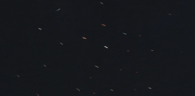 Ảnh chụp vệ tinh cho thấy các tàu ở gần Duabi trên vịnh Ba Tư ngày 17/4. Ảnh: Reuters