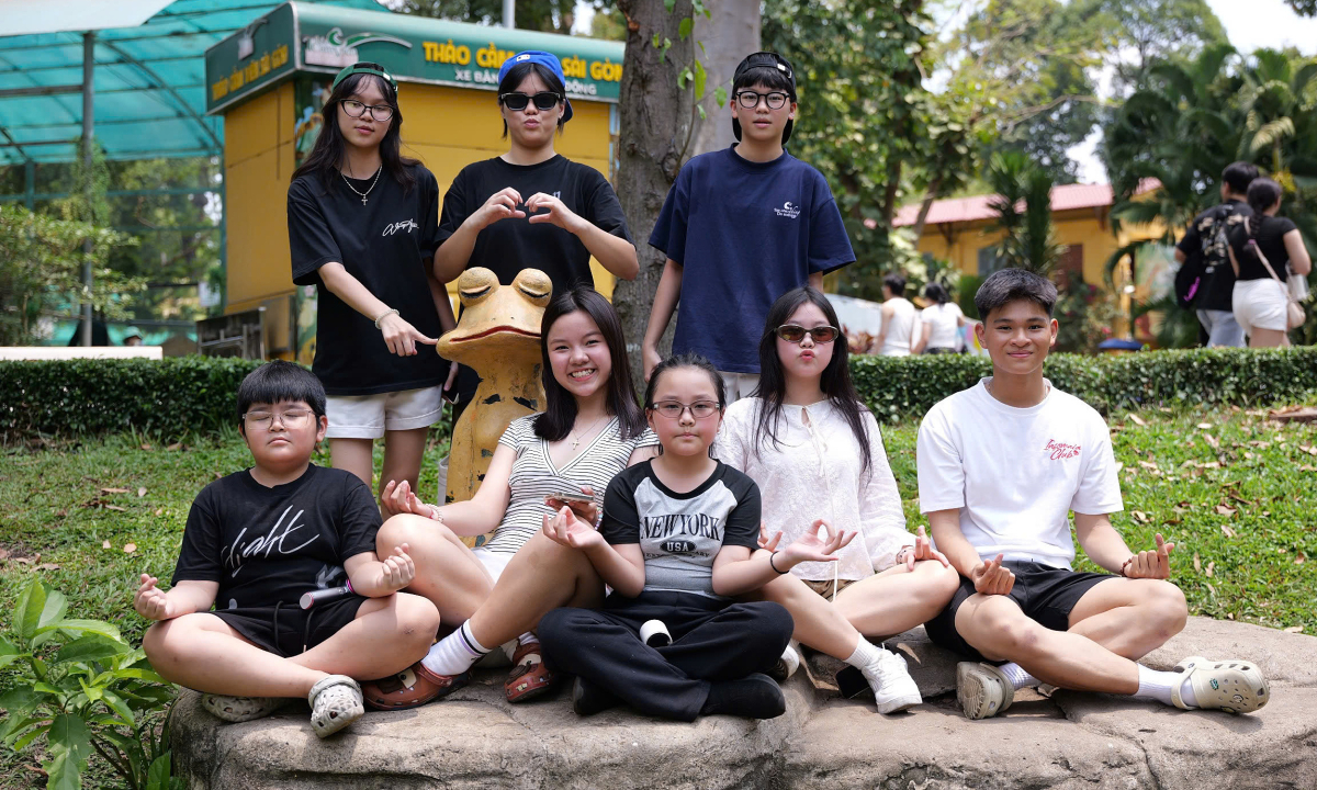 Xếp hàng chờ check-in tượng thú trong Thảo Cầm Viên